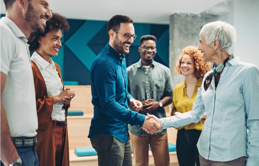 Groupe de personne se serrant la main
